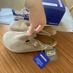 NIB Womens Softbed Suede Birkenstock Clogs in Taupe